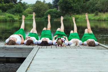 Şehir Salaspils, Letonya. Gelin takım parti ile ulusal botanik bahçesinde 6 kız. Doğa, su ve parti. Seyahat fotoğraf 2018.