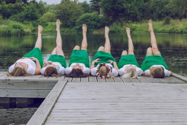 Şehir Salaspils, Letonya. Gelin takım parti ile ulusal botanik bahçesinde 6 kız. Doğa, su ve parti. Seyahat fotoğraf 2018.
