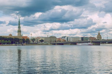 City Riga, Letonya. Eski Şehir Merkezi, köprü ve mimarisi. Seyahat fotoğraf 2018. Letonya'nın başkenti. Eski ve sessiz şehir.