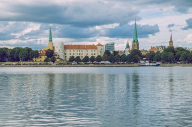 City Riga, Letonya. Eski Şehir Merkezi, köprü ve mimarisi. Seyahat fotoğraf 2018. Letonya'nın başkenti. Eski ve sessiz şehir.