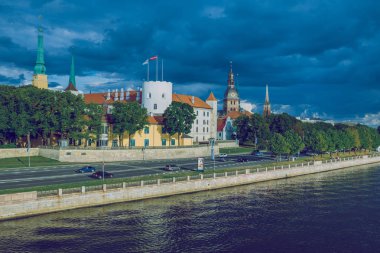 City Riga, Letonya. Eski Şehir Merkezi, köprü ve mimarisi. Seyahat fotoğraf 2018. Letonya'nın başkenti. Eski ve sessiz şehir.