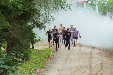 Şehir Cesis Letonya. Yarış, spor olay cesur. Açık Eğitim, kişi çalıştırıyorsunuz. Güneşli bir gün. 2018 seyahat fotoğraf.