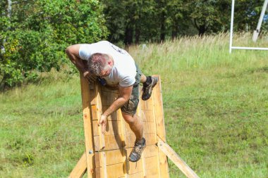 Şehir Cesis Letonya. Yarış, spor olay cesur. Açık Eğitim, kişi çalıştırıyorsunuz. Güneşli bir gün. 2018 seyahat fotoğraf.