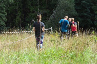 Şehir Cesis Letonya. Yarış, spor olay cesur. Açık Eğitim, kişi çalıştırıyorsunuz. Güneşli bir gün. 2018 seyahat fotoğraf.
