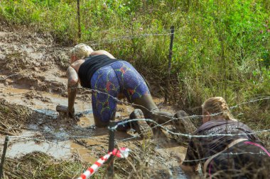 Şehir Cesis Letonya. Yarış, spor olay cesur. Açık Eğitim, kişi çalıştırıyorsunuz. Güneşli bir gün. 2018 seyahat fotoğraf.