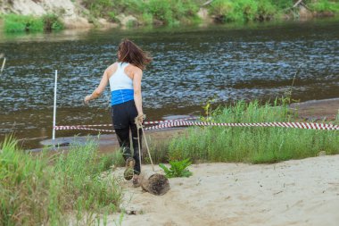 Şehir Cesis Letonya. Yarış, spor olay cesur. Açık Eğitim, kişi çalıştırıyorsunuz. Güneşli bir gün. 2018 seyahat fotoğraf.