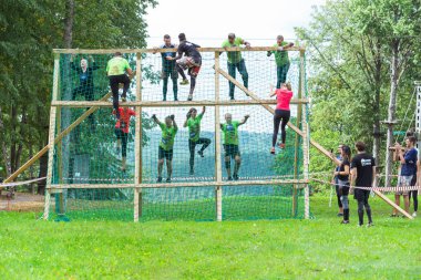 Şehir Cesis Letonya. Yarış, spor olay cesur. Açık Eğitim, kişi çalıştırıyorsunuz. Güneşli bir gün. 2018 seyahat fotoğraf.