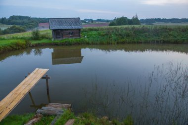 Şehir Kraslava, Letonya. Sabahın ilk saatlerinde, yeşil çim ve ışıklar, Hamam. Su ve doğa. Seyahat fotoğraf 2018.