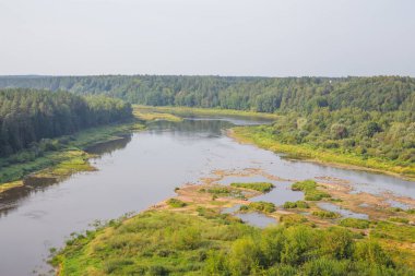 Şehir Kraslava, Letonya. Güneş ışığı, nehir ve ağaçlar erken sabaha. Su ile doğa fotoğraf. Seyahat fotoğraf 2018.