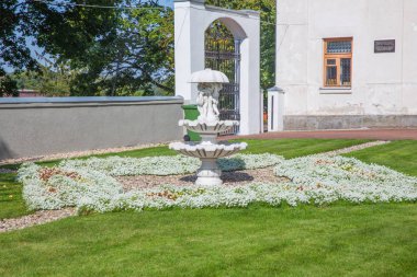 Şehir Kraslava, Letonya. Eski kentsel şehir merkezi. Halklar, sokak ve Çeşme. Seyahat fotoğraf 2018.