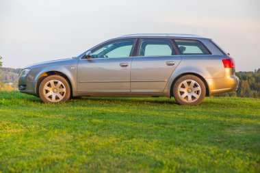 Şehir Kraslava, Letonya. Araba Audi A4 ve yeşil çim. Güneş ışığı ve doğa. Seyahat fotoğraf 2018.