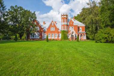 Şehir Cervonka, Letonya. Eski castle park ve doğa. Akşam saat, yaz. Seyahat fotoğraf 2018.