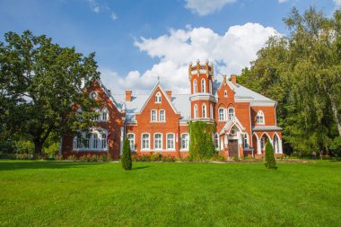 Şehir Cervonka, Letonya. Eski castle park ve doğa. Akşam saat, yaz. Seyahat fotoğraf 2018.