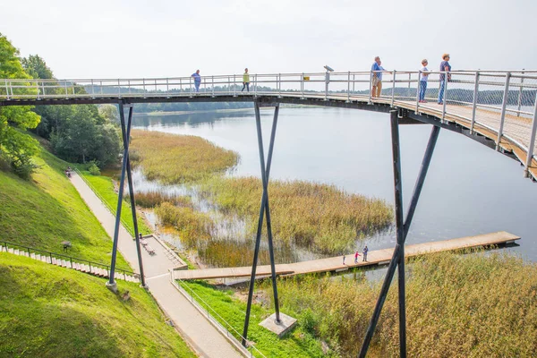 Zarasi リトアニア 都市および人々 湖の鉄の橋 緑豊かな自然と都市公園 旅行写真 2018 — ストック写真