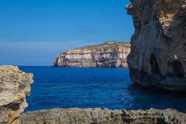 Kent Gozo, Malta, Avrupa. Okyanus, mavi su ve halklar. Rock ve doğa. Seyahat fotoğraf 2018 Eylül.