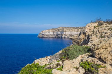 Kent Gozo, Malta, Avrupa. Okyanus, mavi su ve halklar. Rock ve doğa. Seyahat fotoğraf 2018 Eylül.