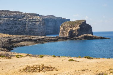 Kent Gozo, Malta, Avrupa. Okyanus, mavi su ve halklar. Rock ve doğa. Seyahat fotoğraf 2018 Eylül.