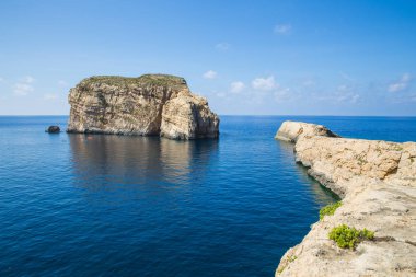 Kent Gozo, Malta, Avrupa. Okyanus, mavi su ve halklar. Rock ve doğa. Seyahat fotoğraf 2018 Eylül.