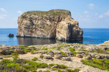 Kent Gozo, Malta, Avrupa. Okyanus, mavi su ve halklar. Rock ve doğa. Seyahat fotoğraf 2018 Eylül.