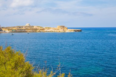 Kent Gozo, Malta, Avrupa. Okyanus, mavi su ve halklar. Rock ve doğa. Seyahat fotoğraf 2018 Eylül.