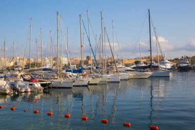 Kent Gozo, Malta, Avrupa. Şehir sokakları ve hayat, kentsel. Su, halklar ve mimari. Seyahat fotoğraf 2018 Eylül.