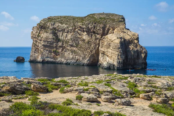 Kent Gozo, Malta, Avrupa. Okyanus, mavi su ve halklar. Rock ve doğa. Seyahat fotoğraf 2018 Eylül.