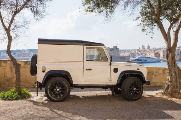 Kent Valleta, Malta, Avrupa. Şehir sokak, kent manzaralı, Land rover. Seyahat fotoğraf 2018 Eylül.