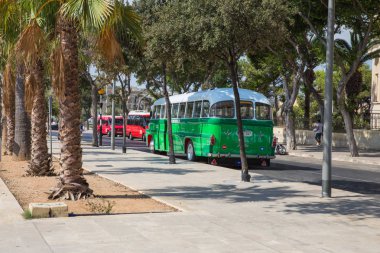 Kent Valleta, Malta, Avrupa. Şehir sokakları ve kentsel. Yeşil otobüs, halklar ve mimari. Seyahat fotoğraf 2018 Eylül.