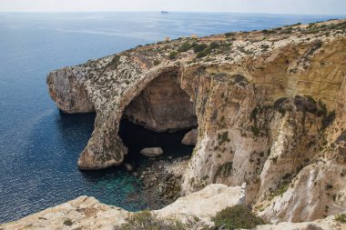 Kent Gozo, Malta, Avrupa. Okyanus, mavi su ve halklar. Rock ve doğa. Seyahat fotoğraf 2018 Eylül.