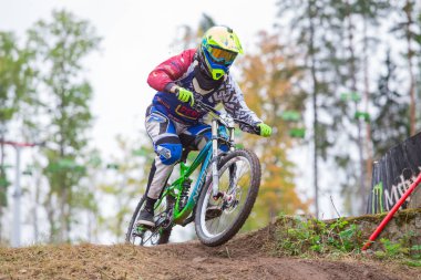 Şehir Cesis, Letonya. Bisiklet ile yokuş aşağı binici. Hızlı hızlı ve atlama. Sonbahar 2018. Seyahat fotoğraf.