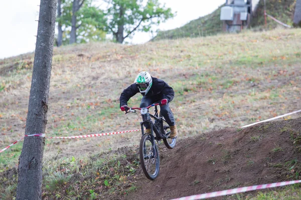 Miasta Cēsis Łotwa Zjazdowe Rider Rowerem Szybkość Skok Jesienią 2018 — Zdjęcie stockowe