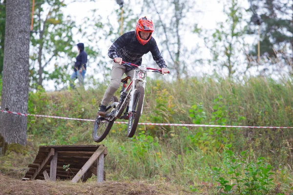 Stadt Cesis Lettland Downhillfahrer Mit Fahrrad Schnelle Geschwindigkeit Und Sprung — Stockfoto