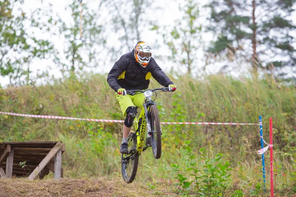 Miasta Cēsis Łotwa Zjazdowe Rider Rowerem Szybkość Skok Jesienią 2018 — Zdjęcie stockowe