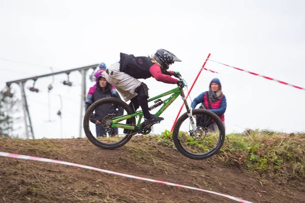 Miasta Cēsis Łotwa Zjazdowe Rider Rowerem Szybkość Skok Jesienią 2018 — Zdjęcie stockowe