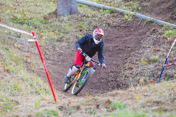 Miasta Cēsis Łotwa Zjazdowe Rider Rowerem Szybkość Skok Jesienią 2018 — Zdjęcie stockowe