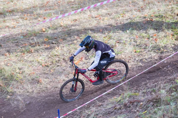 市ツェーシス ラトビア 自転車のダウンヒル競技者 スピードとジャンプします 2018 旅行の写真 — ストック写真