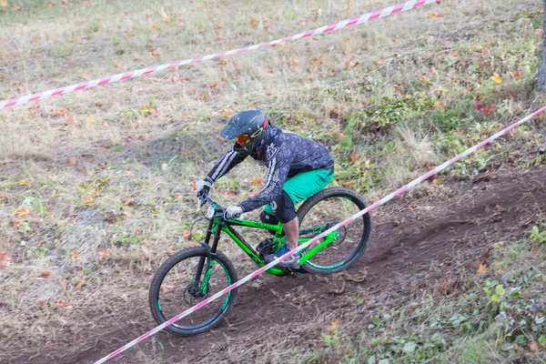 Miasta Cēsis Łotwa Zjazdowe Rider Rowerem Szybkość Skok Jesienią 2018 — Zdjęcie stockowe