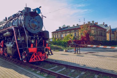 City Riga, Letonya. Eski Letonya Demiryolu Müzesi'nde tren. Binalar ve sokak görünümü. Seyahat fotoğraf 2018.