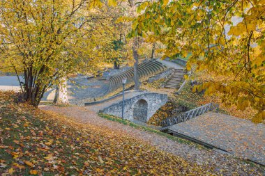 Şehir Cesis, Letonya. Eski Casttle Park'ta sonbahar. Sarı yapraklar, kalıntıları ve mimarisi. Tarihi binalar. Seyahat fotoğraf 2018.