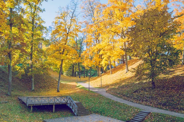 City Cesis Letonia Antiguo Parque Casttle Otoño Hojas Amarillas Construcción — Foto de Stock