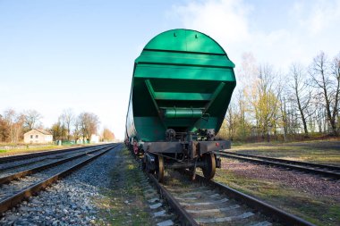Şehir Cesis, Letonya. Tren vagonları ile ststion. Yük treni. 2018 seyahat fotoğraf.