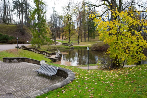 Πόλη Cesis Λετονία Παλιό Πάρκο Στο Φθινόπωρο Κίτρινα Φύλλα Και — Φωτογραφία Αρχείου