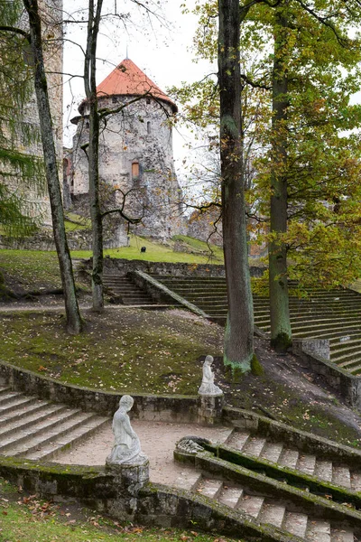 Stad Cesis Letland Oude Casttle Park Herfst Gele Bladeren Ruïnes — Stockfoto