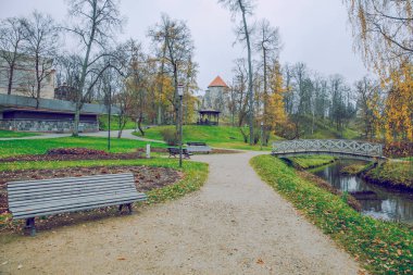Şehir Cesis, Letonya. Eski Casttle Park'ta sonbahar. Sarı yapraklar, kale ve mimarisi. Seyahat fotoğraf 2018.