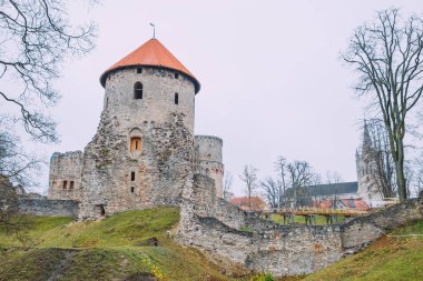 Şehir Cesis, Letonya. Eski Casttle Park'ta sonbahar. Sarı yapraklar, kale ve mimarisi. Seyahat fotoğraf 2018.