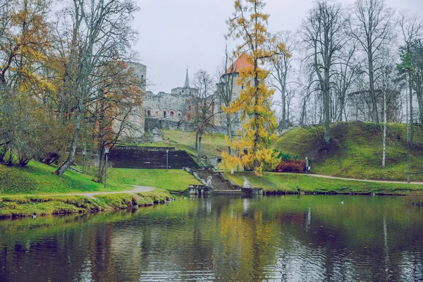 Stad Cesis Letland Oude Casttle Park Herfst Gele Bladeren Kasteel — Stockfoto