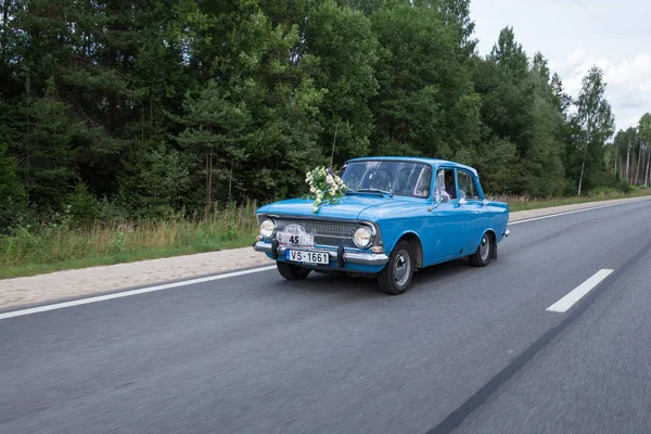 City Cesis Letónia Apenas Alegre Retro Carro Azul Com Motorista — Fotografia de Stock
