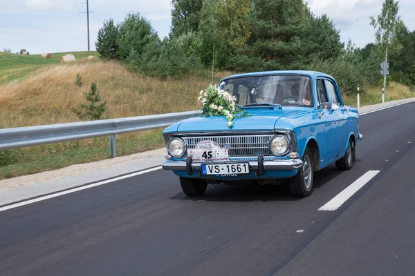 City Cesis Letónia Apenas Alegre Retro Carro Azul Com Motorista — Fotografia de Stock