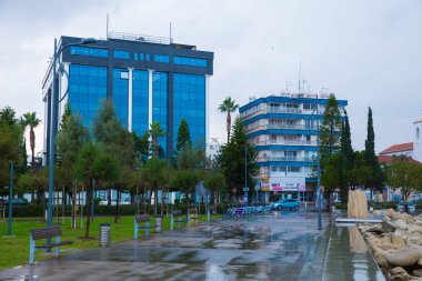 Şehir Paphos, Kıbrıs. Binaları ve sokakları adada. Seyahat fotoğraf 2018 Aralık. Ağaçlar ve güneş.