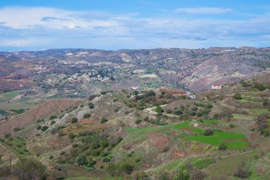 Şehir Paphoes, Kıbrıs. Büyük tepeler ve ağaçlar. Seyahat fotoğraf 2018, Aralık.